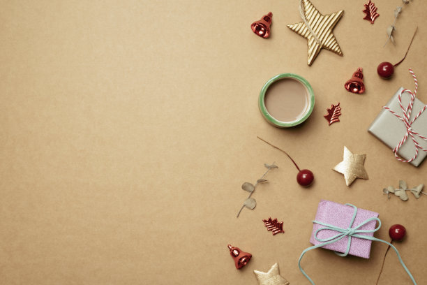 圣诞装饰和礼品盒在棕色背景。圣诞冬季装饰。平铺，俯视图，复制空间图片下载