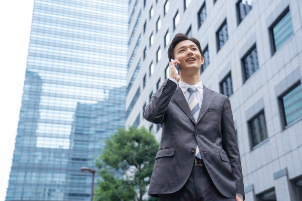 一个西装革履的男人走在商业区图片下载
