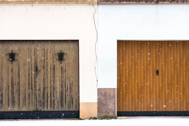 冬天的一天，两扇车库门上的降雪景象图片下载