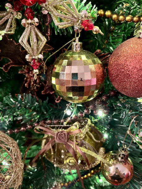 在英国，圣诞树上装饰着传统维多利亚风格的圣诞小玩意。图片下载