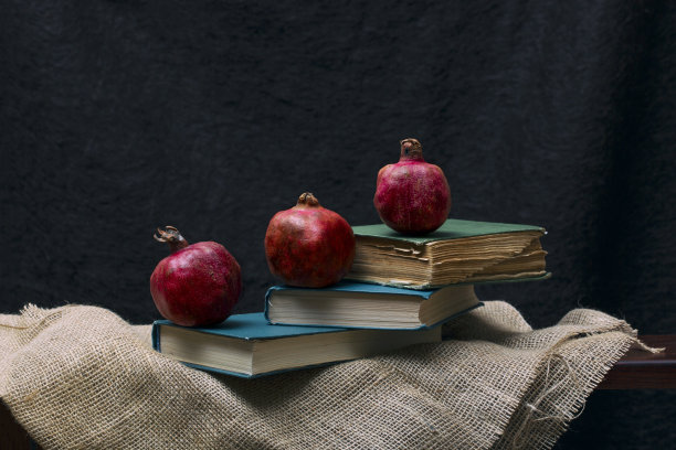 成熟的红石榴和书架上的书图片下载