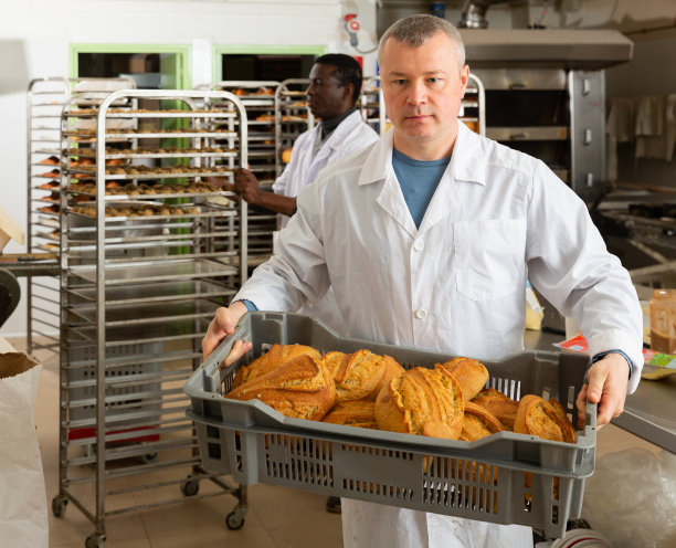 面包店工人拿着装着面包的盒子图片下载