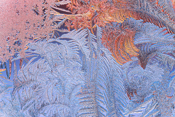 冬天窗户玻璃上的冰霜图案。圣诞节和新年的背景。宏观特写图片下载