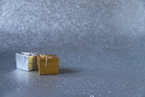 金银礼盒上的银色闪闪发光的背景。照片与选择性对焦。带有复制空间的背景图片下载