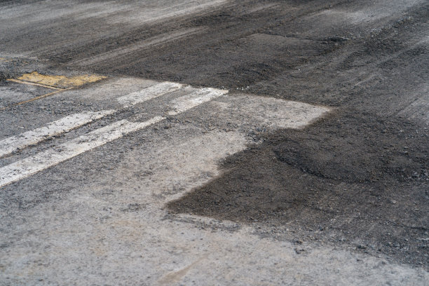 为铺设新沥青，准备工作期间的机动车路和部分拆除上层图片下载