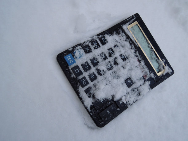 电子计算器扔进雪顶查看库存照片图片下载