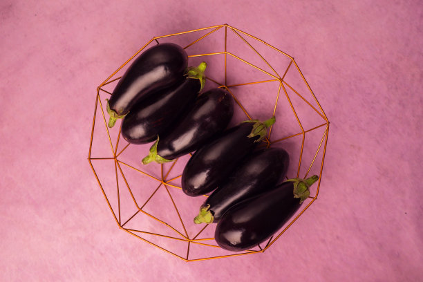 铁碗里的茄子特写图片下载