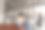 在项目成功后，与朋友和同事进行视频会议，并在线远程娱乐。非裔美国女孩与笔记本电脑微笑，笑着与同事讨论一些事情。图片下载
