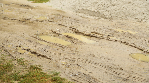 土路上有泥和水坑。深不可测的泥。陷入困境的危险。图片下载
