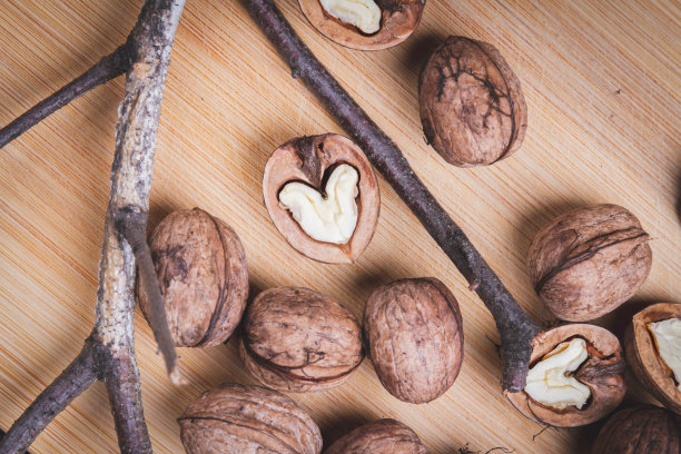 核桃。半核桃在自然背景。带壳坚果。Copyspace。图片下载