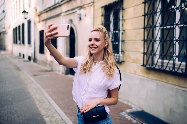 微笑的女性在城里自拍图片下载