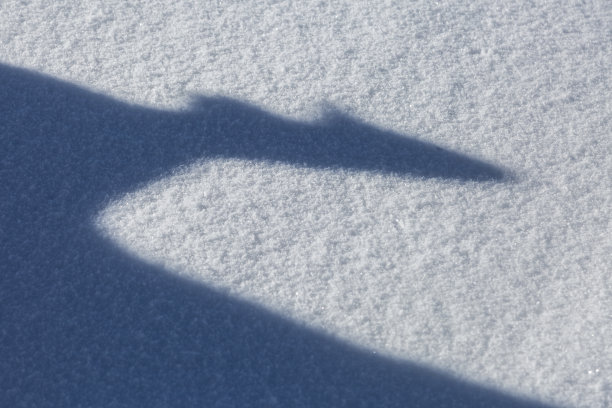 空中白雪皑皑的景观形成了图形的纹理，光影的发挥图片下载