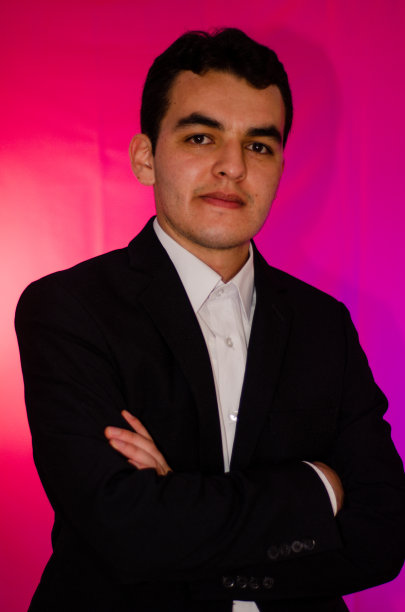 优雅的男子交叉双臂在彩色背景图片下载