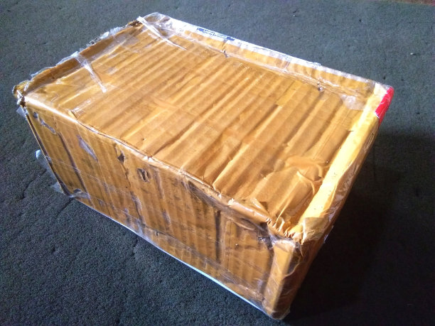 一个神秘的浅棕色盒子图片下载