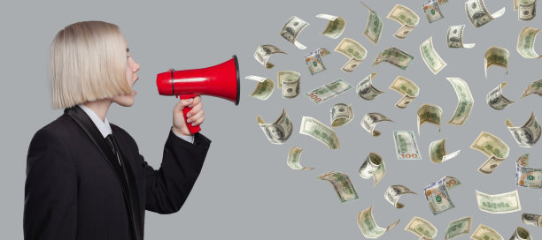 西装革履的女商人用喇叭讲话，钱雨如注图片下载