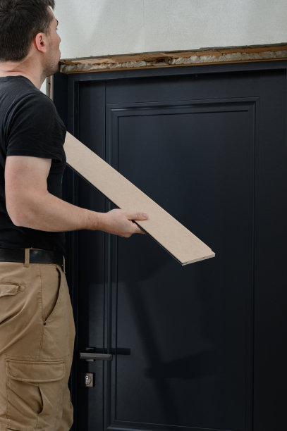 安装后用金属尺检查门框表面是否平整。图片下载