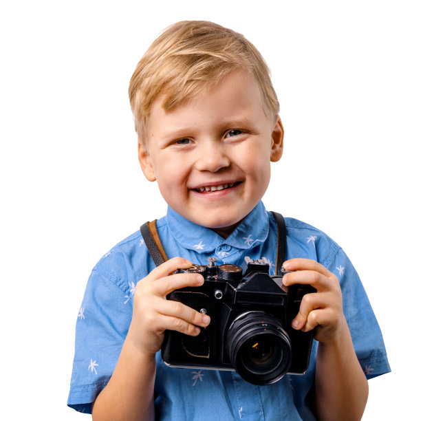 小男孩的肖像微笑与复古相机在手中孤立的白色背景图片下载