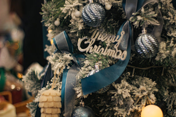 装饰华丽的圣诞树图片下载