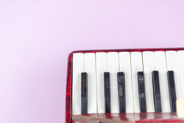 旧的红色钢琴手风琴图片下载