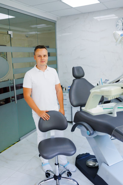 年轻帅气的牙医图片下载