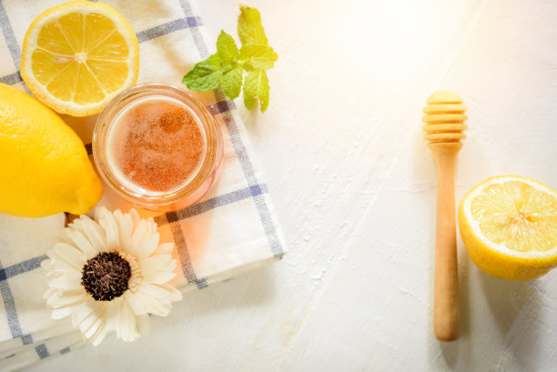 蜂蜜与新鲜柠檬白底，蜂蜜勺，俯视图图片下载
