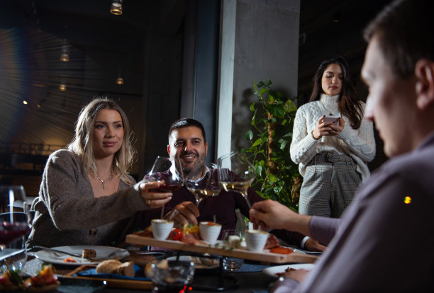 一群快乐的朋友在餐厅吃饭图片下载