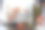 日本红鱼卷，装在敞开的纸板箱里。女孩用筷子吃寿司。表装饰图片下载