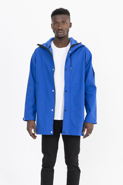 一名黑人男模特穿着牛仔夹克，前面是白色背景。图片下载