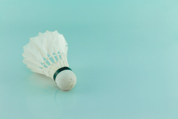 用过的毽子放在绿色的背景上。图片下载