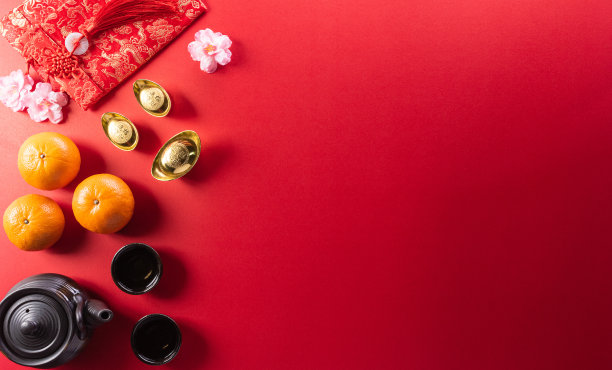 中国新年装饰品由红色背景上的红包、橙色和金锭或金块制成。文章中的汉字FU指的是好运、财富、金钱流动。图片下载