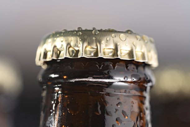 棕色瓶子里的啤酒图片下载