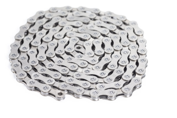 图像的新清洁油扭曲圈自行车链隔离在白色背景。图片下载