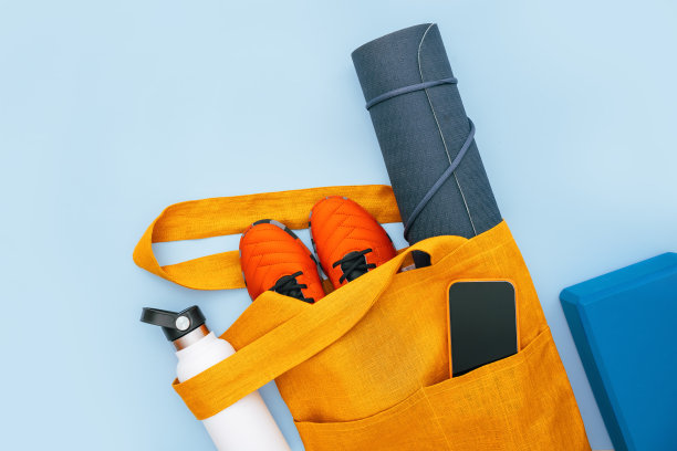 卷瑜伽垫，运动鞋，智能手机在包里图片下载