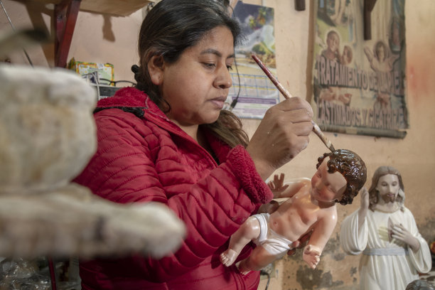 厄瓜多尔女艺术家在工作室修复天主教耶稣雕像图片下载