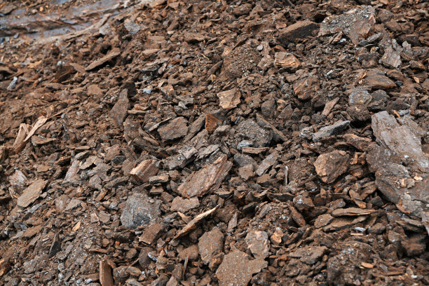 挖掘机作业时留下的煤上有趣的痕迹。挖掘机挖掘的可见结果。图片下载