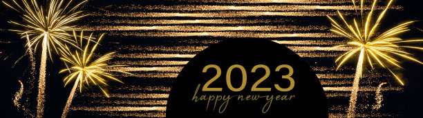 2023新年快乐节日贺卡横幅全景-金色的一年，闪亮的条纹和烟花烟花烟火在黑色的夜晚纹理背景图片下载