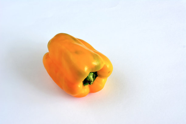 黄色的辣椒粉孤立在白色的背景上，宏图片下载