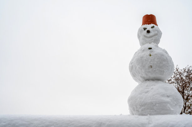 雪人反对冬天的天空为背景与文本自由空间图片下载