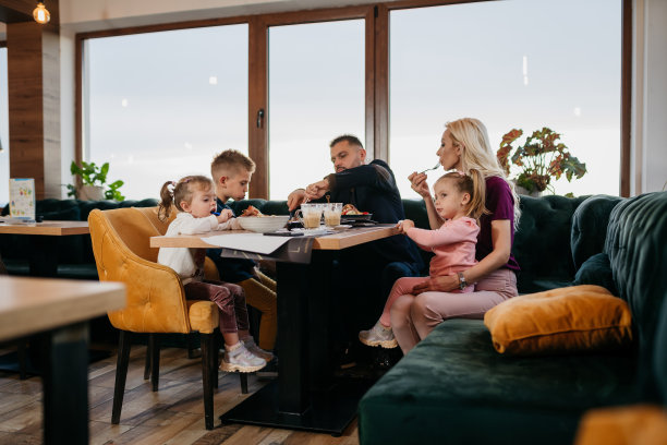 一家带着三个孩子的餐馆图片下载