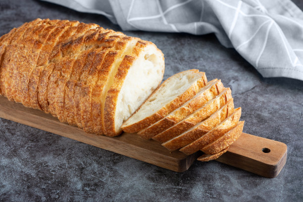 新鲜的白色面包在灰色水泥背景上。俯视图图片下载