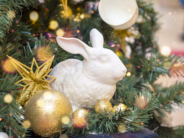 树下的陶瓷兔子和气球雕像。象征着即将到来的2023年。图片下载