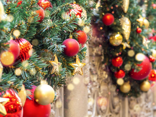 用玩具装饰的云杉树枝。新年和圣诞节的装饰。图片下载