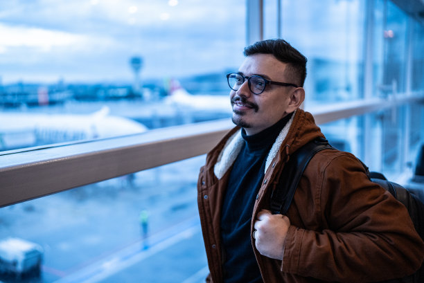 在机场沉思的年轻人图片下载