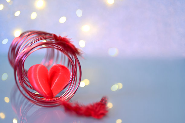 心带羽毛和红色螺旋图片下载