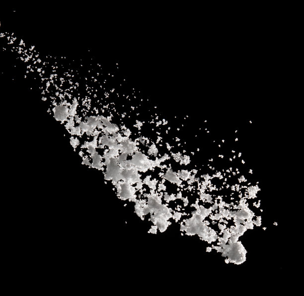 照片图像的雪花纷纷落下，大的大的小的大小的雪。冻结拍摄在黑色背景隔离覆盖。蓬松的白色雪花在半空中飞溅云。真雪高速快门图片下载