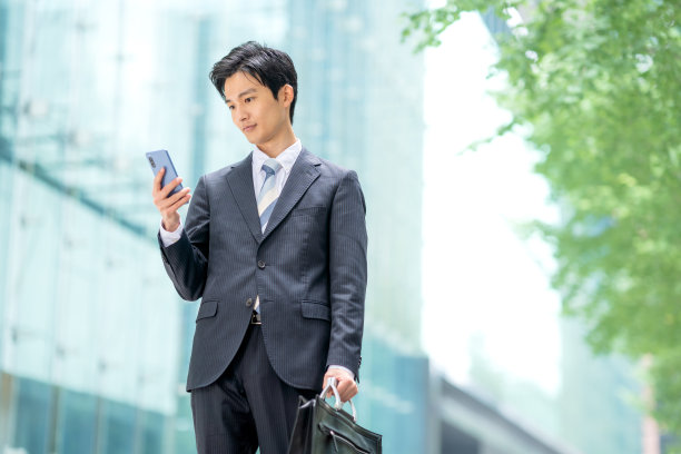 商人在商业区打电话图片下载