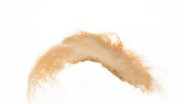 小粒细沙飞爆，金粒波爆。抽象的云飞。黄色砂在空气中飞溅二氧化硅。白色背景隔离高速快门，抛出定格镜头图片下载