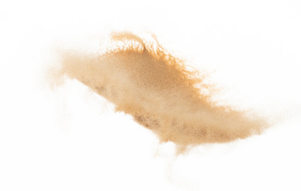 小粒细沙飞爆，金粒波爆。抽象的云飞。黄色砂在空气中飞溅二氧化硅。白色背景隔离高速快门，抛出定格镜头图片下载
