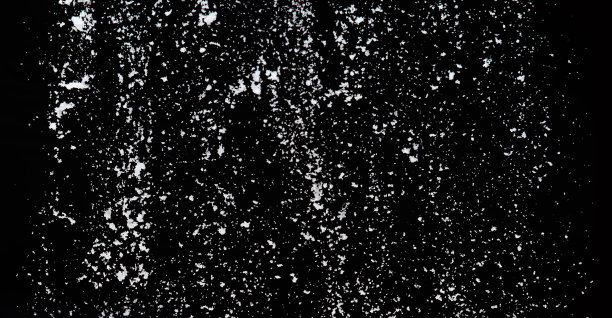 照片图像的雪花纷纷落下，大的大的小的大小的雪。冻结拍摄在黑色背景隔离覆盖。蓬松的白色雪花在半空中飞溅云。真雪高速快门图片下载