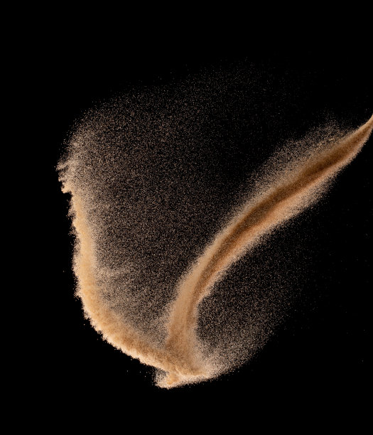 小粒细沙飞爆，金粒波爆。抽象的云飞。黄色砂在空气中飞溅二氧化硅。黑色背景隔离高速快门，抛出定格镜头图片下载